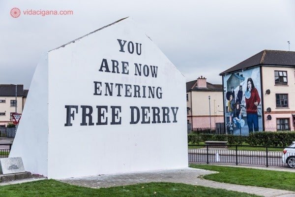 Roteiro Irlanda: o pórtico da entrada do bairro católico em Derry