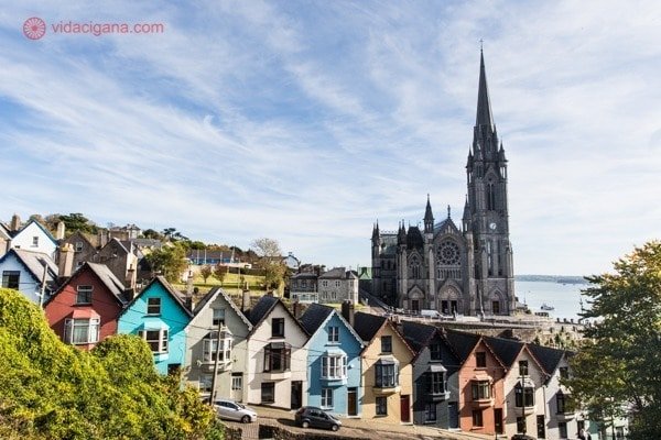 Roteiro Irlanda: A linda cidade de Cobh com suas casinhas coloridas e a catedral ao fundo