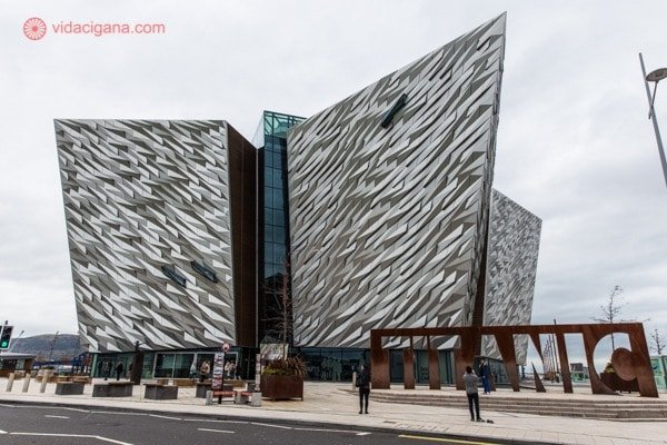 O que fazer em Belfast: O prédio do Titanic Museum, no mesmo formato do navio, só que de forma mais contemporânea e minimalista.