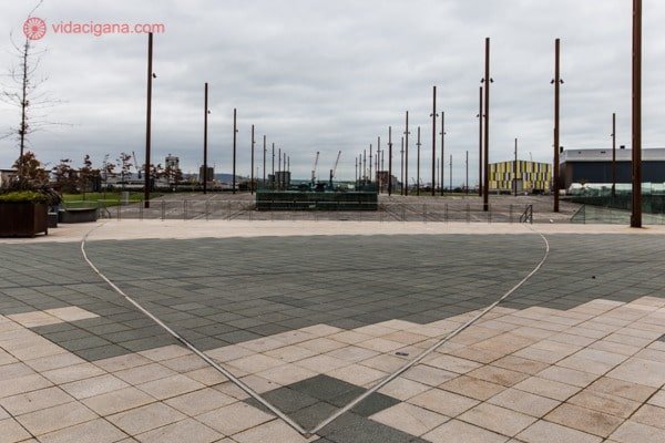 O que fazer em Belfast: o exato local onde o Titanic foi construído, com seu formato marcado no chão