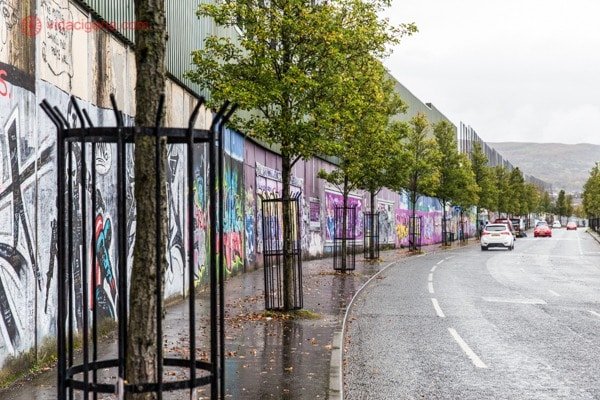 O que fazer em Belfast: o muro da paz que corre por toda a rua e é bem alto