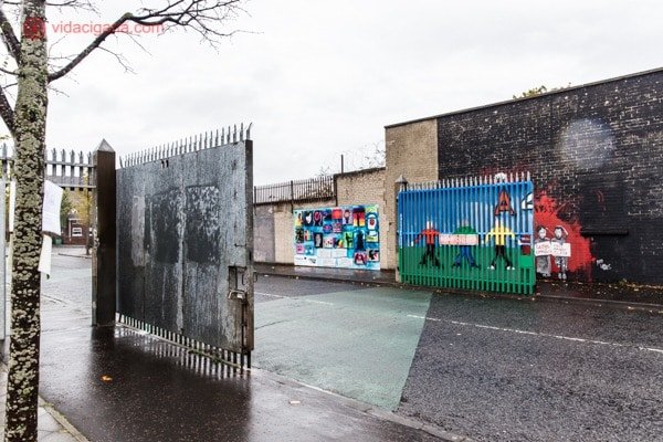 O que fazer em Belfast: uma rua fechada com portões coloridos