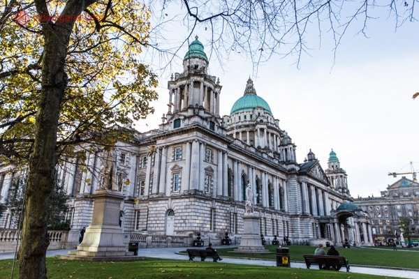 O que fazer em Belfast: a prefeitura de Belfast, em inglês, Belfast City Hall, um prédio neoclássico, com cúpulas verdes