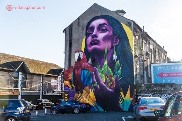 O que fazer em Belfast: Um mural colorido nos fundos de uma casa localizada em um estacionamento em Belfast