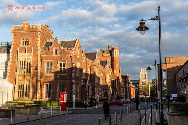 O que fazer em Belfast: A Queen's University durante o por do sol, lindíssima