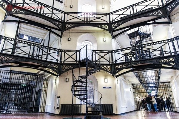 O que fazer em Belfast: o interior da prisão mais famosa de Belfast, com diferentes áreas