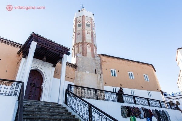 Chefchaouen, a cidade azul do Marrocos: a Grande Mesquita, com seu minarete octogonal e paredes laranjas