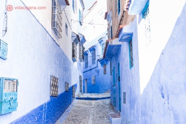 Chefchaouen, a cidade azul do Marrocos: As ruelas de Chefchaouen vazias, com paredes azuis.