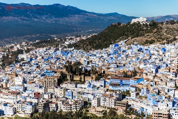 Chefchaouen, a cidade azul do Marrocos: a cidade em um vale entre as Montanhas Rife, com suas paredes azuis, vistas da Mesquita Espanhola
