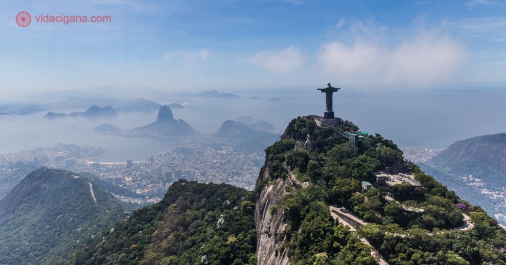 Vista do Cristo e Pão de Açúcar no passeio de helicóptero pelo Rio.