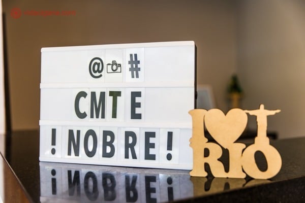Uma placa escrita CMTE NOBRE e I LOVE RIO