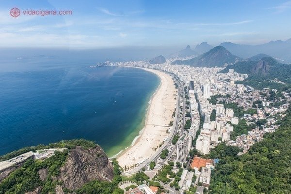 A Praia de copacabana vista da Pedra do Leme