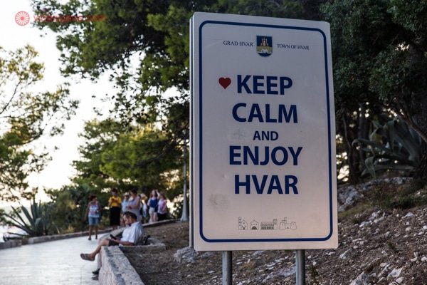 Uma placa escrita Keep Calm and Enjoy Hvar