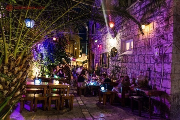 Um dos vários restaurantes de rua em Hvar, cheio de luzes e estilo