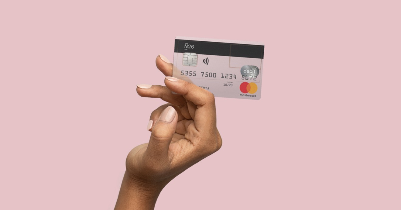 Mão exibindo o modelo standard do cartão mastercard oferecido