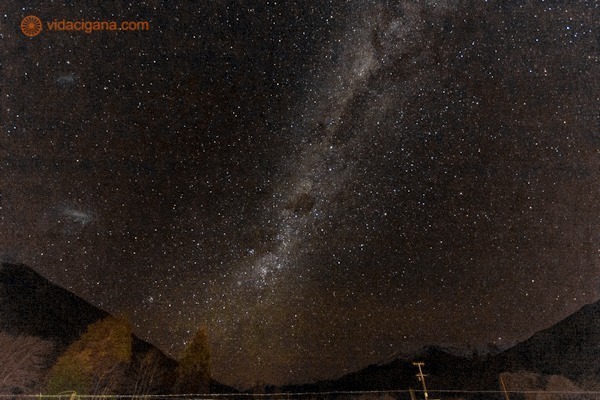 Como fotografar a Via Láctea: a galáxia no meio da foto bem iluminada
