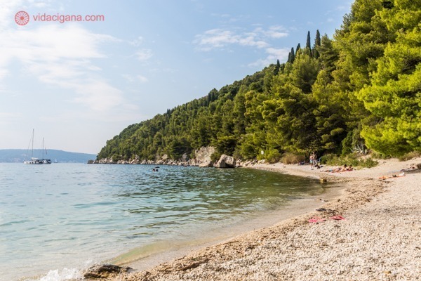 O que fazer em Split: uma praia deserta com água clara e cercada de muito verde