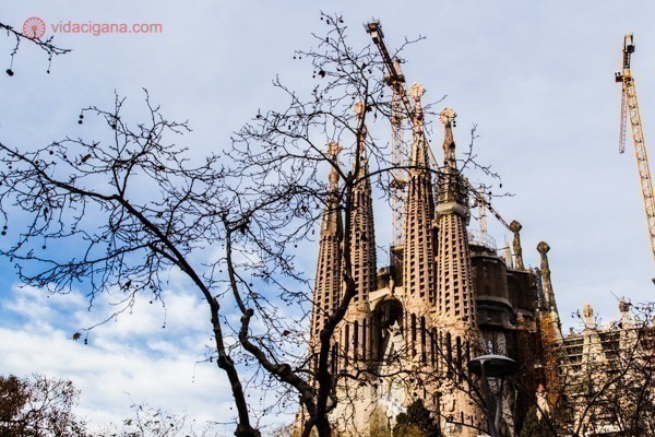 A Sagrada Família vista através de galhos de árvores secos