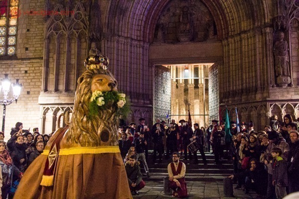 A comemoração do dia de Santa Eulália no Bairro Gótico, com um leão carregando flores com a boca em frente a catedral