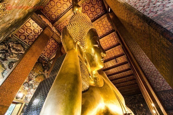 Imagem do Buda inclinado dentro do Wat Pho
