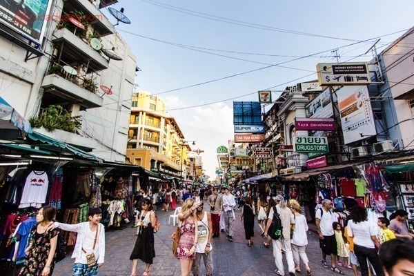 Vista da Khao San Road em Bangkok, repleta de turistas