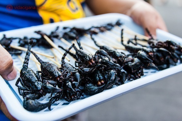 Bandeja com escorpiões fritos sendo vendidos em Bangkok