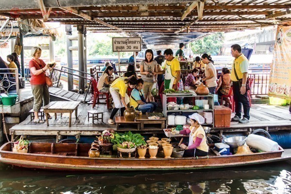 Barco vendendo comida no marcado flutuante de tailing chan