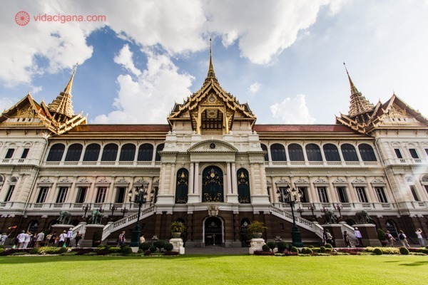 Vista da fachada do grande palácio real de Bangkok