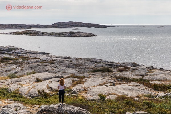 O que fazer em Gotemburgo: Uma mulher caminhando pelas pedras em direção ao mar