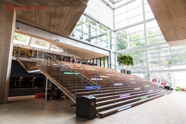 O que fazer em Gotemburgo: O Museu da Cultura Mundial, com sua escadaria moderna, paredes de vidro e muito verde no exterior