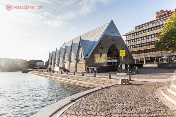O que fazer em Gotemburgo: a Feskekorka, a igreja de peixe, na borda do rio