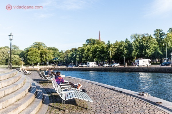 O que fazer em Gotemburgo: Pessoas sentadas na beira do rio em espreguiçadeiras num dia de sol