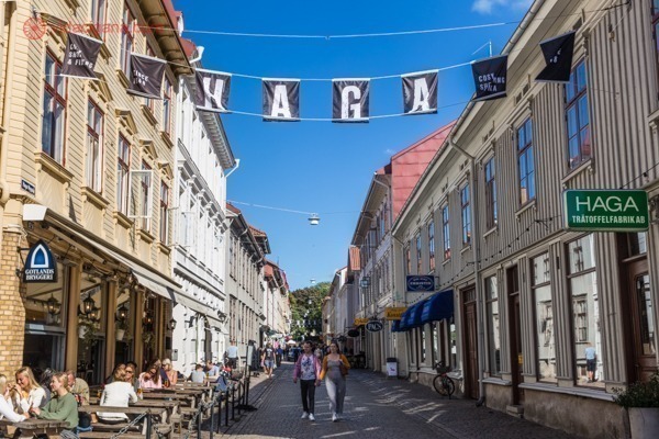 O que fazer em Gotemburgo: O bairro de Haga, com ruas abertas para pedestres, com restaurantes e mesas no sol