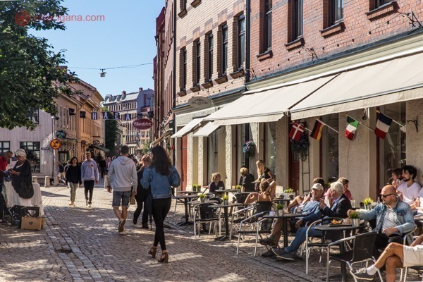 O que fazer em Gotemburgo: pessoas sentadas no bairro de Haga