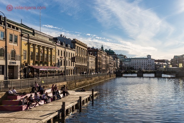 O que fazer em Gotemburgo: Pessoas sentadas na beira do canal pegando sol
