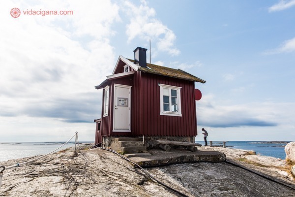 O que fazer em Gotemburgo: uma cabana vermelha no topo de uma rocha numa ilha sueca