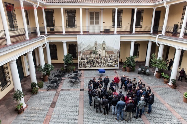 O que fazer em Santiago: O interior do Museu Histórico Nacional, com um grupo de pessoas em seu átrio ouvindo informações do guia