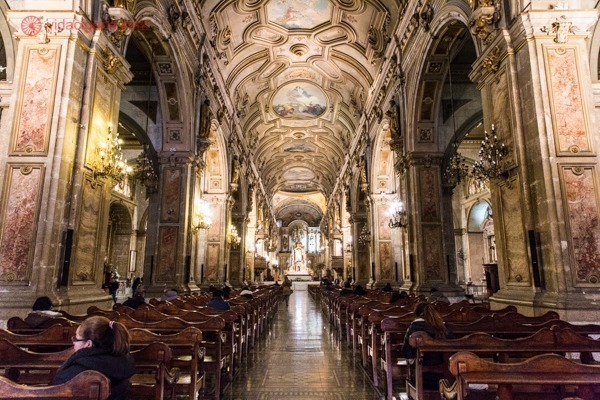 O que fazer em Santiago: O interior da Catedral Metropolitana, na Plaza de Armas. Toda bem escura