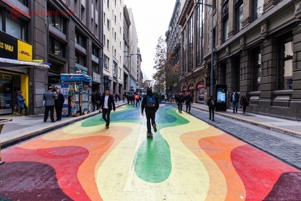 O Paseo Bandera, no Centro da cidade, com suas ruas extremamente coloridas, com o chão pintado de váriass cores