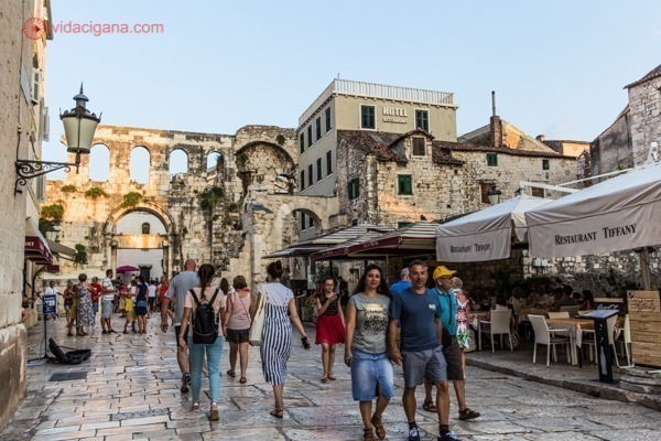 Onde ficar em Split: O interior do Palácio de Dioclesiano, com inúmeras ruínas e pessoas andando pelas ruas da cidade antiga.