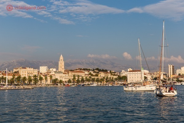 Onde ficar em Split: a vista da cidade do outro lado de Split, com suas ruínas, torres, tudo dourado durante o pôr do sol