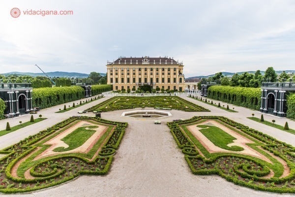 o palácio schönbrunn visto de cima, com seus jardins