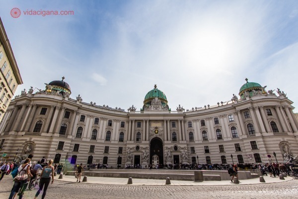 o hofburg, um dos palácios mais importantes de Viena, visto de baixo pra cima