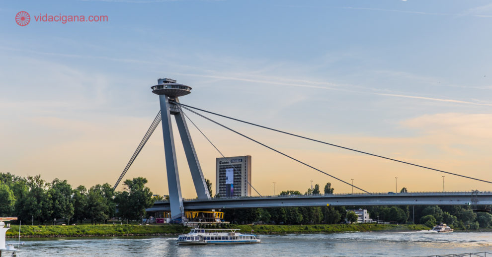 onde ficar em bratislava: vista da ponte UFO que cruza o rio Danúbio e atravessa o centro da cidade.