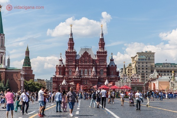 Onde ficar em Moscou: A Praça Vermelha cheia de pessoas caminhando por ela