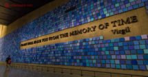 Memorial 11 de setembro, em Nova York: O mural azul dentro do memorial com a frase No day shall erase you from the memory of time