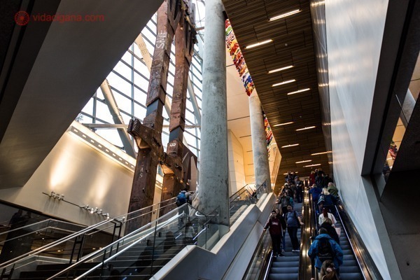 Memorial 11 de setembro, em Nova York: as escadas rolantes descendo para o museu