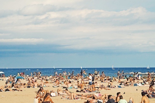 praia da barceloneta lotada durante o verão