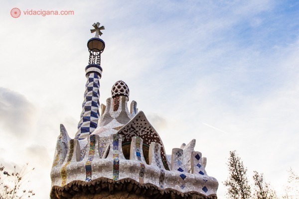 O que fazer em Barcelona: Uma das torres do Parc Guell feita de azulejos