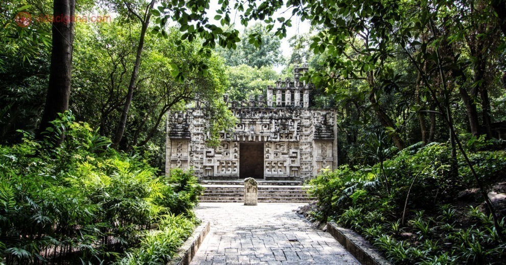 Onde ficar na Cidade do México: uma ruínas asteca no museu de antropologia da Cidade do México, cercada por árvores